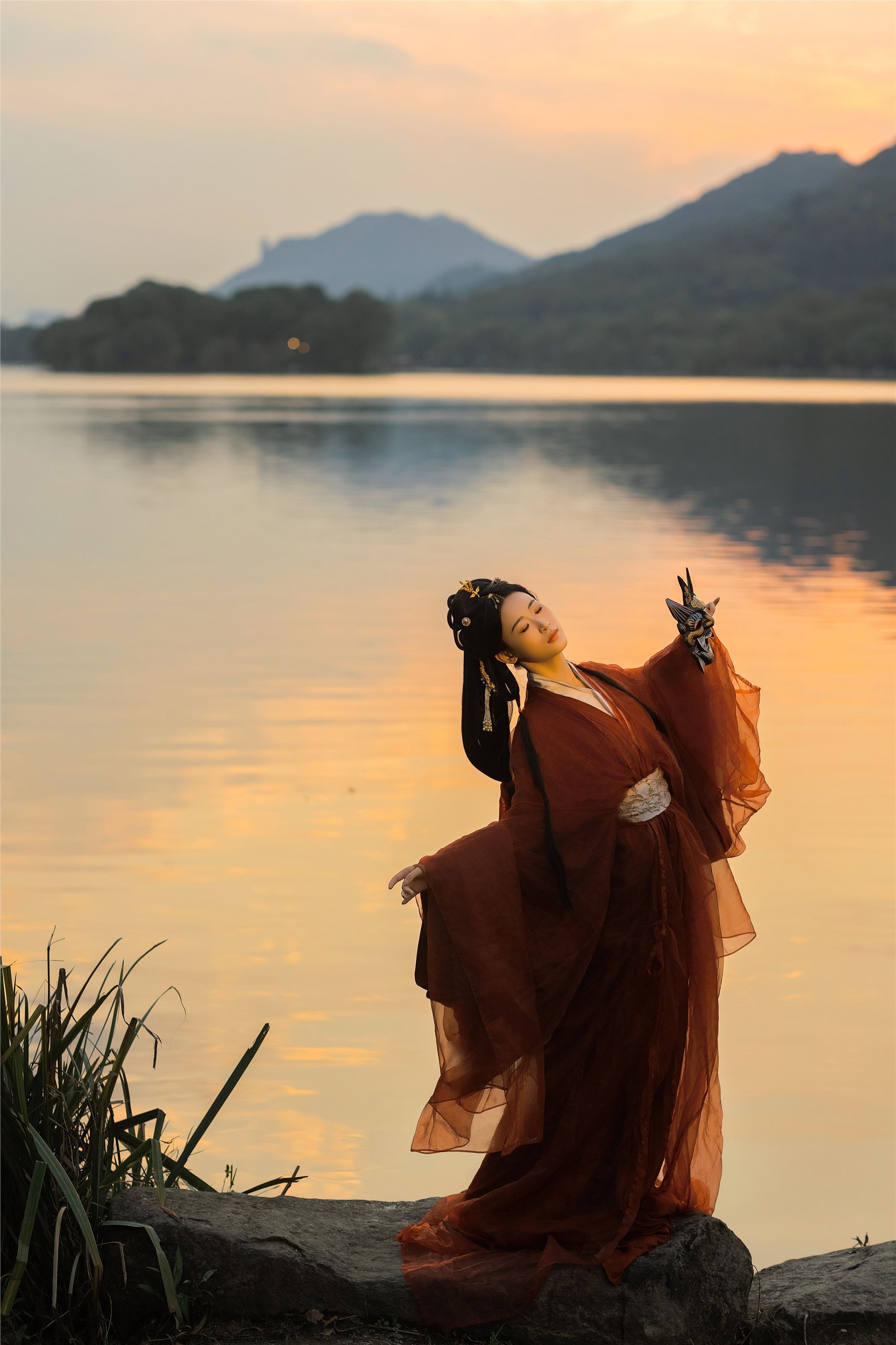 YITUYU艺图语 2025.01.27 落日熔金 江月月月